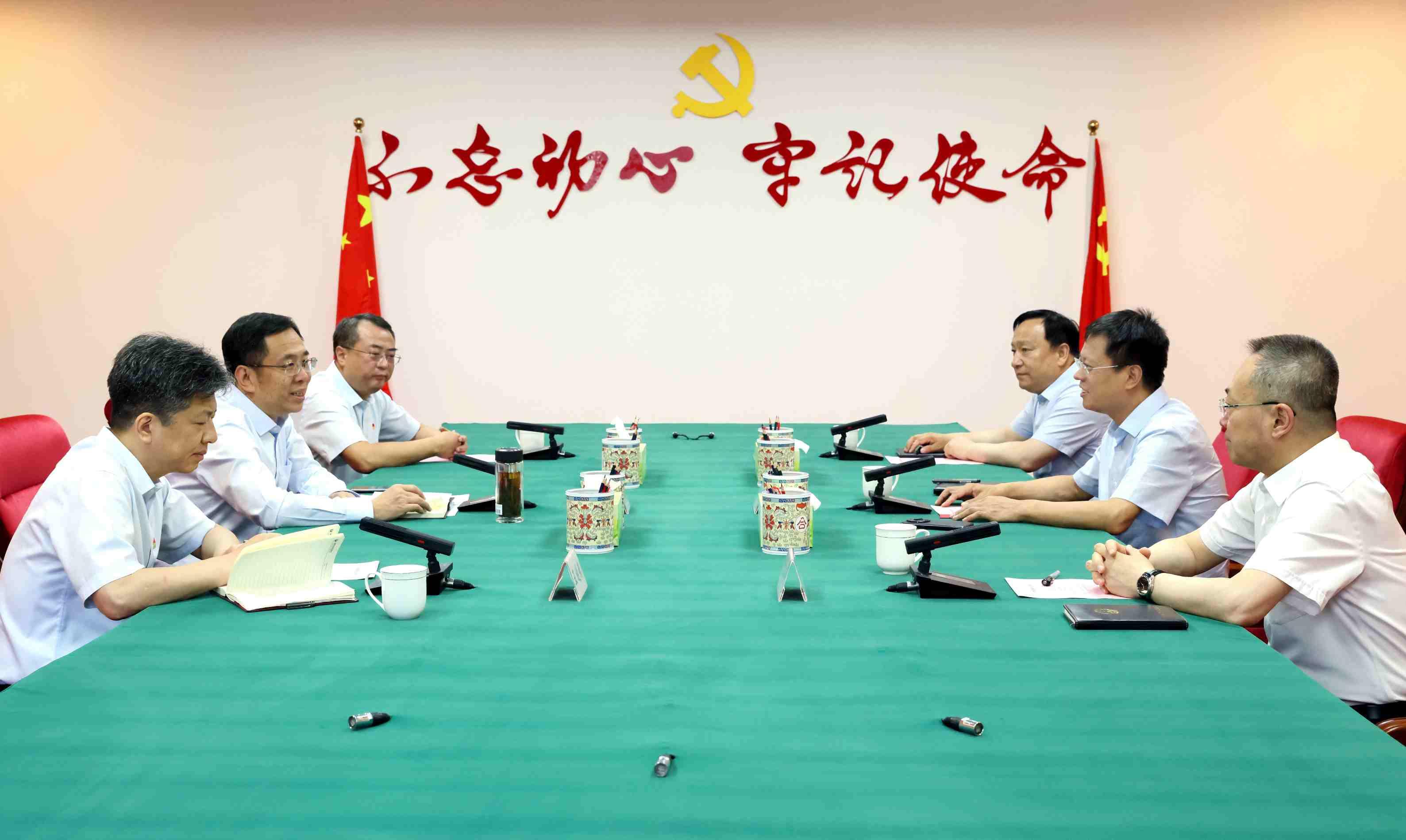 省農(nóng)商行黨委書記任凱與臨汾市委副書記、市長(zhǎng)王延峰一行舉行會(huì)談